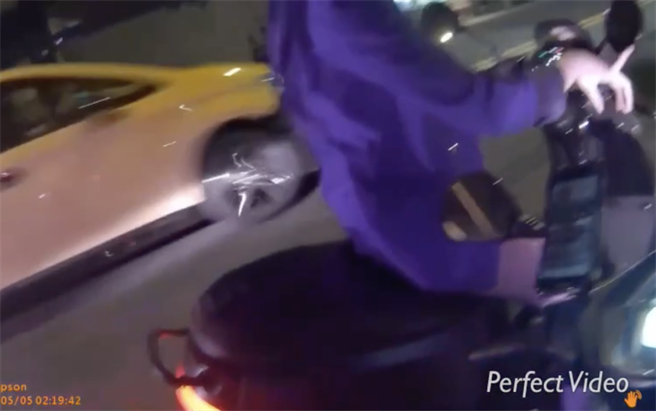 女子骑机车闯红灯遭警方拦查。（中和警分局提供）