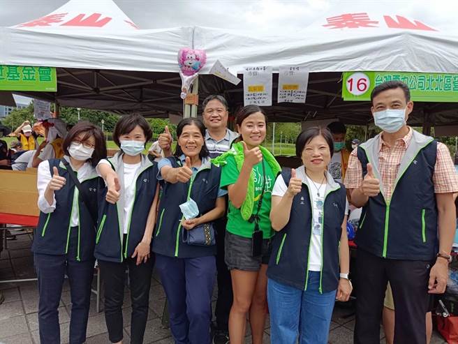 台电台北北区营业长黄美莲率领区处爱心志工于5月7日结合创世基金会于圆山花博花海广场「乐善好施-大手拉小手、号召一起走」亲子爱心园游会。（台电台北北区营业处提供）