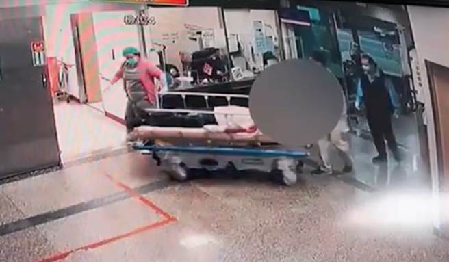 埔里柯姓男子疑与黑道有纠纷，惨遭剁断双掌丢包医院，埔里荣民医院医护人员将他推进急诊室急救。（民眾提供／杨静茹南投传真）