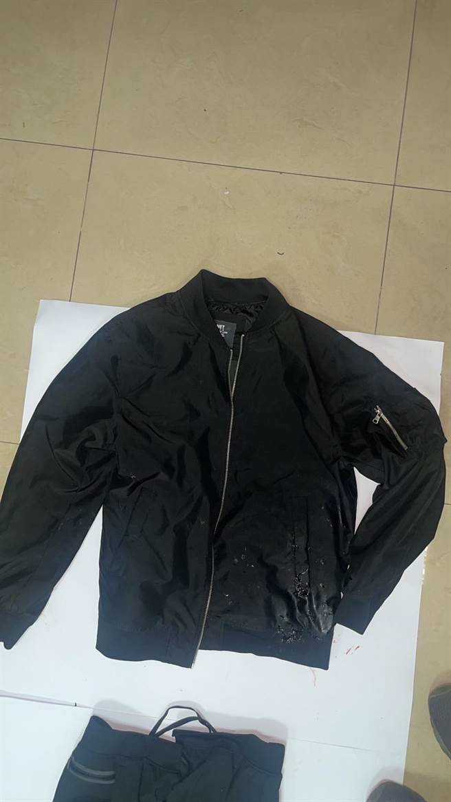 柯姓男子遭剁断双掌，身穿的黑色运动衣裤血迹斑斑。（民眾提供／杨静茹南投传真）