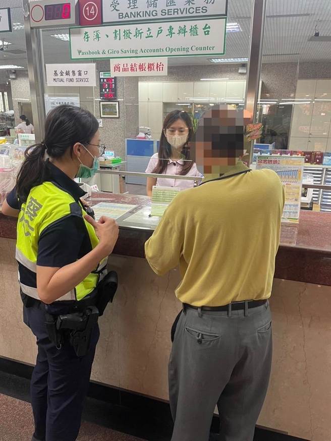 高雄老翁遇假交友手法险遭诈，警看手机惊见全是正妹女网友问候，全部封锁后叮咛老翁再三留意，避免重蹈覆辙。（翻摄照片／崔正纲高雄传真）