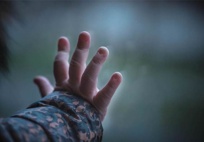 保母失控抛摔8月男婴，惊悚画面曝光，网友情绪激动。(示意图／达志影像)