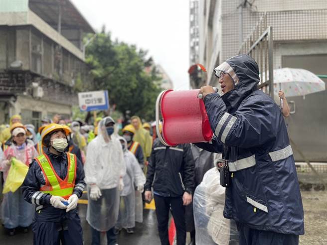 台北市政府8日上午特别动员12行政区，共计1825位环保志、义工与市民，办理「全市孳生源清除日」，以严防登革热。（台北市政府环保局提供／刘彦宜台北传真）