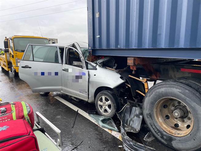 厢型车追撞货柜车车头全烂，驾驶奇蹟仅头脚受伤。(警方提供／吕筱蝉桃园传真)