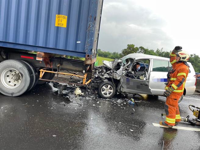 厢型车追撞货柜车车头全烂，驾驶奇蹟仅头脚受伤。(警方提供／吕筱蝉桃园传真)