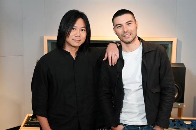 凤小岳邀玛莎拍摄「凤小岳-乐之路」连载影片。（环球音乐提供）