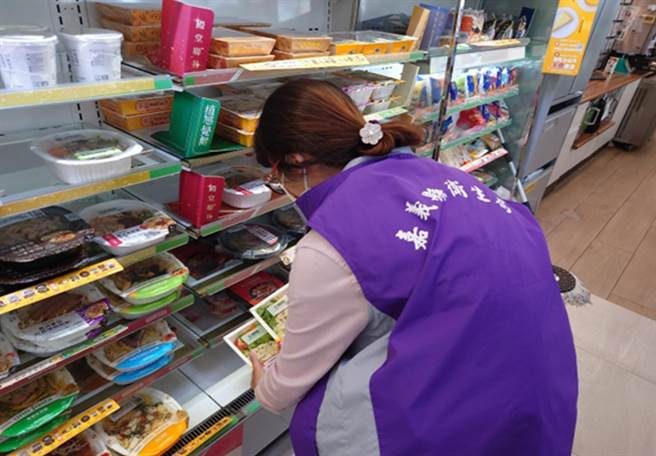 嘉义县卫生局近日针对县内各大超商、卖场、餐饮业展开抽验，抽验48件产品。（嘉义县政府提供∕吕妍庭嘉义传真）