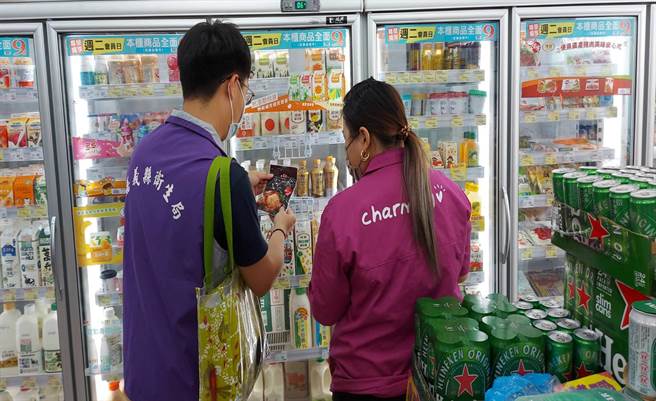 嘉义县卫生局近日针对县内各大超商、卖场、餐饮业展开抽验，抽验48件产品。（嘉义县政府提供∕吕妍庭嘉义传真）