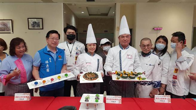 苗栗县长锺东锦（右四）宣传3客家小炒全国争霸赛。（苗栗县政府提供／李京升苗栗传真）
