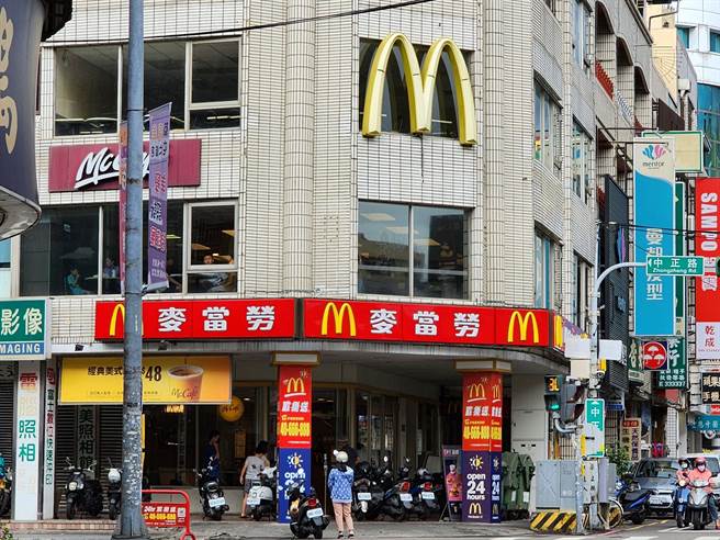 麦当劳草屯中正店位于闹区，店面不大、没有得来速及停车场，不少人停车买餐点遭开单，在地对麦当劳迁址乐观其成。（民眾提供／杨静茹南投传真）