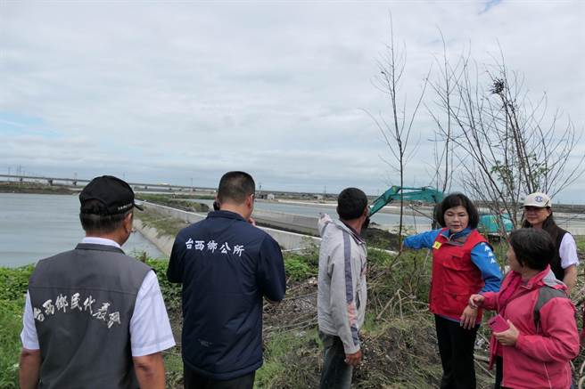 云林县台西乡鱼塭经常溃堤、文蛤收成差，张丽善（右三）盼中央协助改善整体养殖环境。（张朝欣摄）