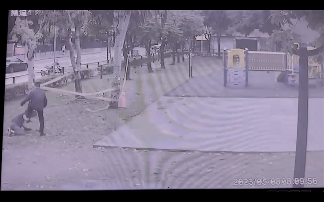 今天早上8 点左右彰化市一名蔡姓清洁人员，在阳明公园规劝张姓民眾不要乱丢垃圾，不料惨遭对方痛殴。（民眾提供／吴建辉彰化传真）