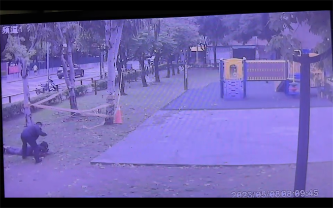 从监视器画面可以看到，蔡姓清洁人员还跌倒在地，但男子不罢休，对着倒在地上的蔡姓清洁人员狂殴，行经相当夸张。（民眾提供／吴建辉彰化传真）