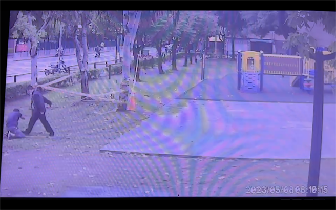 被打的蔡姓清洁人员包括头部、眼睛、脖子等多处差挫伤，目前警方已锁定犯嫌，将逮捕张男到案。（民眾提供／吴建辉彰化传真）