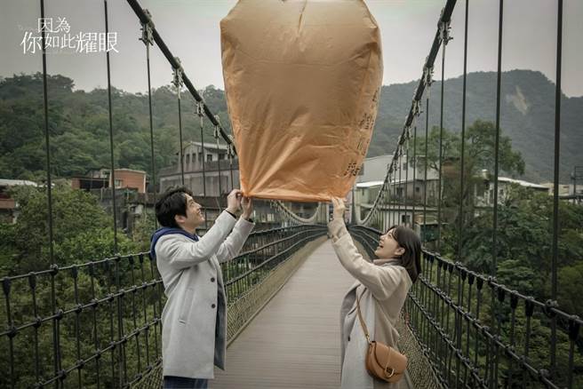 郭雪芙、范少勋在《因为你如此耀眼》谈姊弟恋。（时创影业提供）