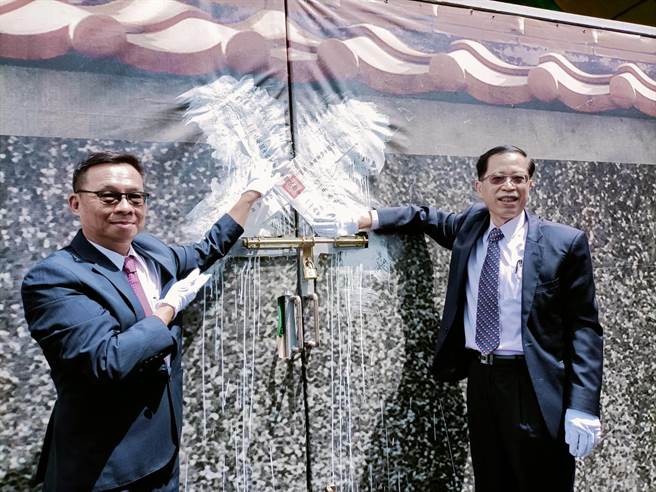 112年国中教育会考将20、21日办理，闱场试务人员8日入闱，教育部次长林明裕、师大副校长宋曜廷将闱场大门上锁，贴上封条后完成入闱。（陈淑娥摄）