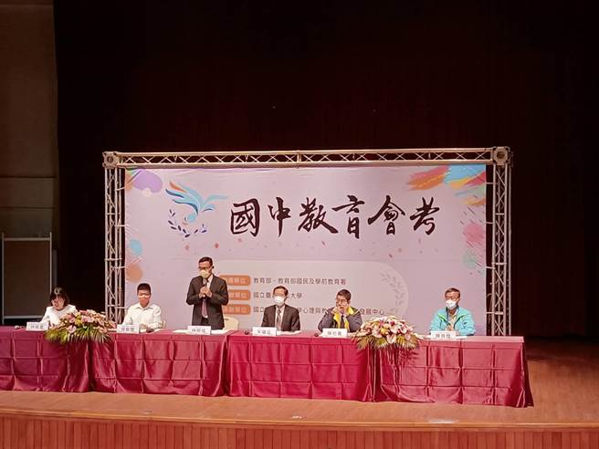 112年国中教育会考将20、21日办理，闱场试务人员8日入闱。（陈淑娥摄）