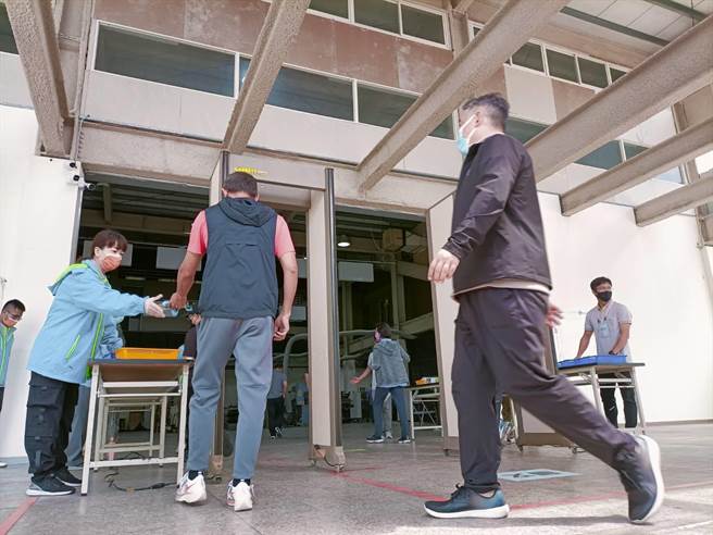 112年国中教育会考将20、21日办理，闱场试务人员8日入闱。（陈淑娥摄）