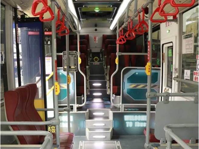 高雄一名公车司机遇红灯急踩煞车，害车上正在找位子的女乘客跌倒、伤及颈椎瘫痪，民事部分一审判客运公司和陈男须赔偿464万元，二审时客运公司企图撇除监督责任、要陈男独赔。高雄地院法官认为，依法仍要客运业者连带赔偿曾女402万元，可上诉。（本报资料照）