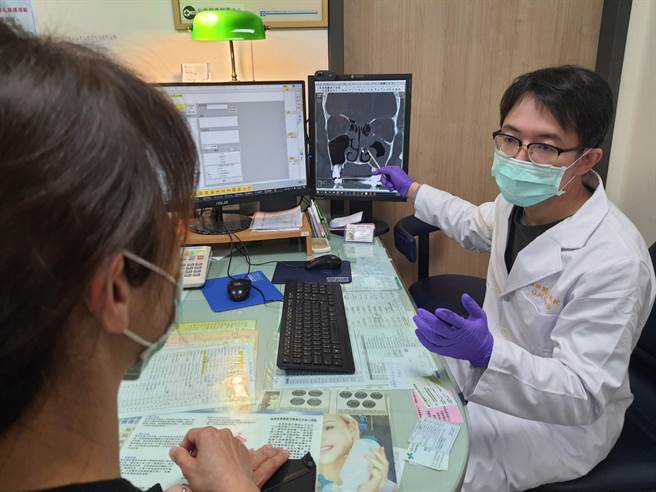 大里仁爱医院耳鼻喉科医师张耕閤（右）指出，头痛不一定是脑部的问题，鼻中膈弯曲也是造成偏头痛与鼻塞的常见原因之一。（大里仁爱医院提供／潘虹恩台中传真）
