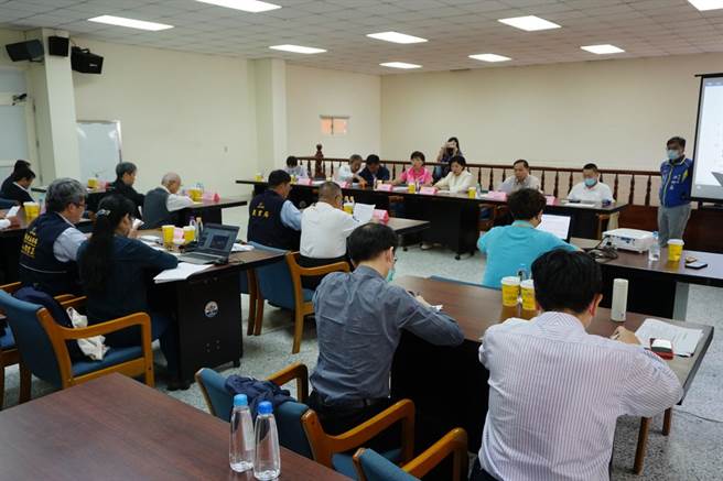 立法院经济委员会7日考察梧栖渔港建设，台中区渔会提出光电绿能停车场等6大建设。（陈淑娥摄）