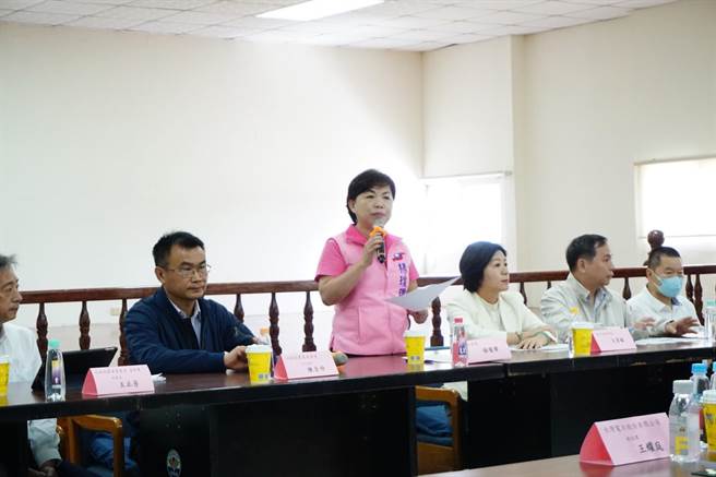 立法院经济委员会7日考察梧栖渔港建设，台中区渔会提出光电绿能停车场等6大建设。（陈淑娥摄）