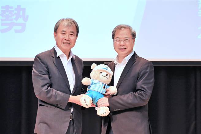 国家发展委员会主任委员龚明鑫认为，政府支持国内投资所需，引导资金协助海外策略性布局，进行人才国际交流与合作，才能持续创造台湾经济成长新动能。（国立中山大学提供／袁庭尧高雄传真）