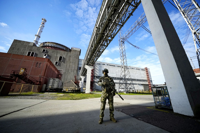 乌克兰即将展开春季反攻，俄罗斯近期撤离欧洲最大核电厂「札波罗热」电厂附近居民，引发国际原子能总署关切可能发生「严重核事故」。（资料照／美联社）
