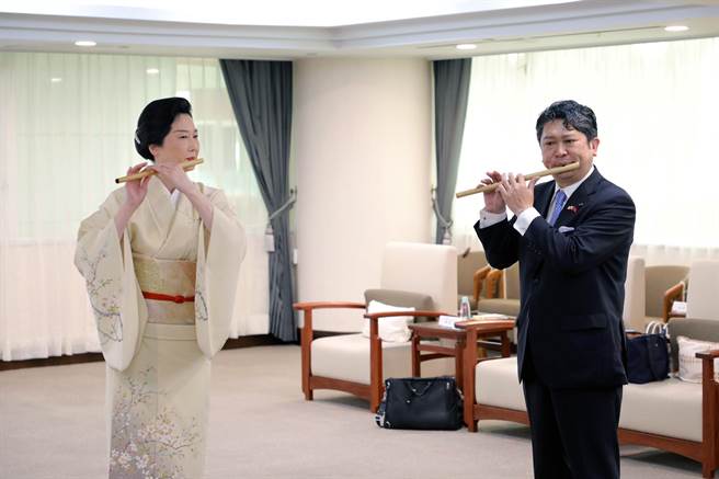 日本金泽市长村山卓与横笛演奏家藤舍真衣一起吹奏〈樱花〉。（市府提供／洪荣志台南传真）