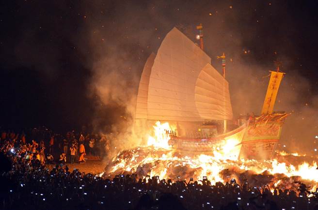 东港造王船、烧王船是整个迎王平安祭典意涵精髓。(本报资料照片)