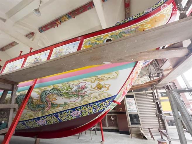 东港王船船舵增2吋，神明入梦要求更改，信徒称奇。(摘自东隆宫脸书)