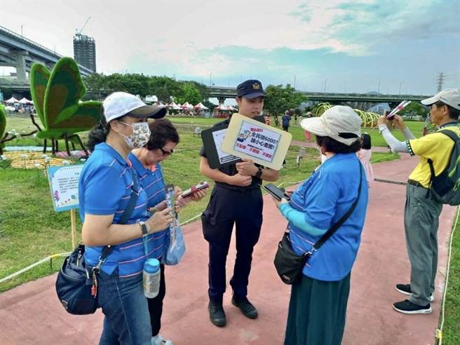 海山分局结合「新北河滨蝶恋季」，宣导反毒反诈骗。（警方提供）