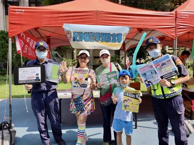 海山分局结合「新北河滨蝶恋季」，宣导反毒反诈骗。（警方提供）