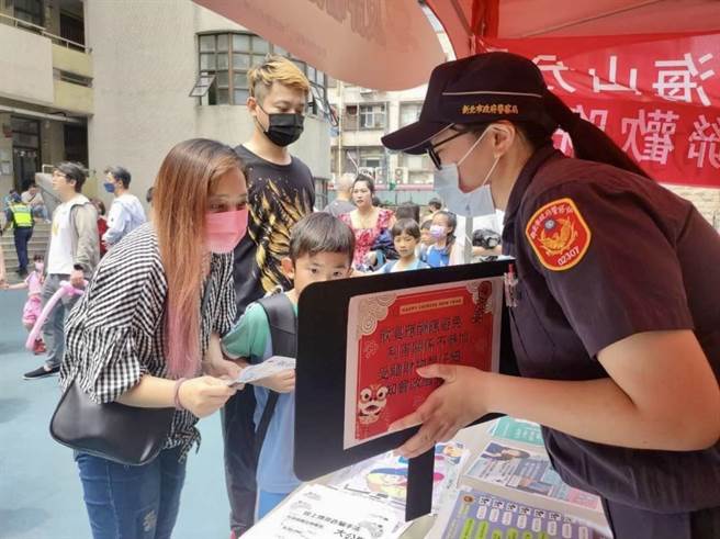 海山分局结合「新北河滨蝶恋季」，宣导反毒反诈骗。（警方提供）