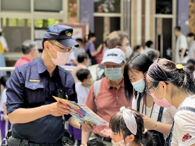 海山分局结合「新北河滨蝶恋季」，宣导反毒反诈骗。（警方提供）