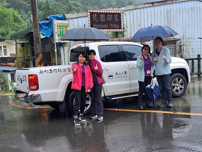 新竹马偕医疗团队8日特别前往新竹县五峰乡偏远山区，居家访视关怀早产儿，追踪健康状况及卫教指导。（新竹马偕提供／陈育贤新竹传真）