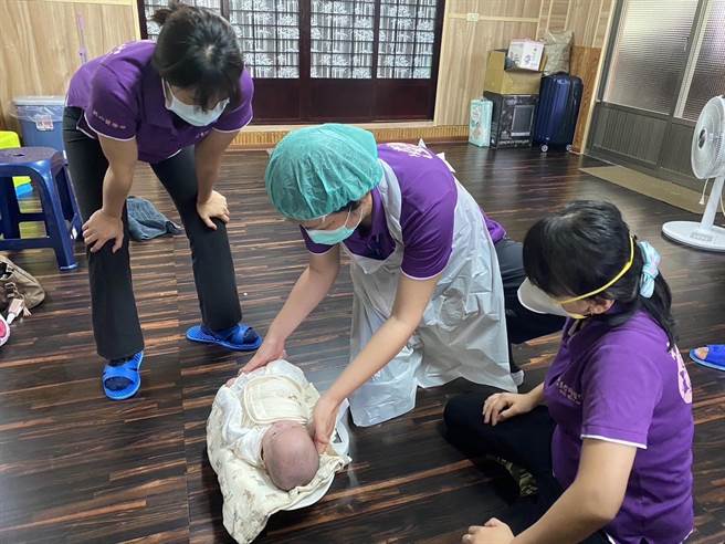 新竹马偕医疗团队8日特别前往新竹县五峰乡偏远山区，居家访视关怀早产儿，追踪健康状况及卫教指导。（新竹马偕提供／陈育贤新竹传真）