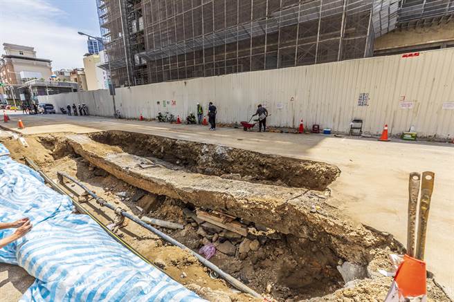 竹北市庄敬六街天坑事件，市公所被批未判读厂商提供的监测数据，公所回应称未接获厂商通知异常。（罗浚滨摄）