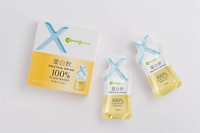 品牌标榜每包「Xynergy新乐激 蛋白饮」等同于1 包滴鸡精的蛋白质 ＋ 4 颗苹果的维生素C。（新东阳提供）
