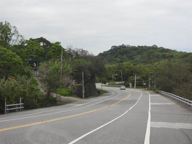 花莲警方6月底前将在台11线水琏南溪桥至牛山呼庭公车站建置区间测速科技执法设备，限速每小时50公里，范围包括北向26.5K至24.1K及南向24.1K至26.6K，预计9月1日0时正式启用。（罗亦晽摄）