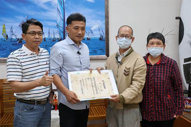 宜兰县苏澳镇长李明哲（左2）寻获林玉魁先生毕业证书的儿子林屘辉（右2）。（苏澳镇公所提供／吴佩蓉宜兰传真）