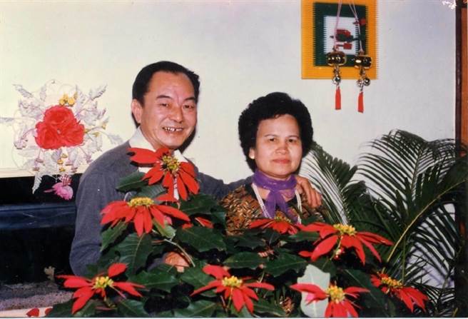 毕业生林玉魁先生（左）。（林屘辉提供／吴佩蓉宜兰传真）