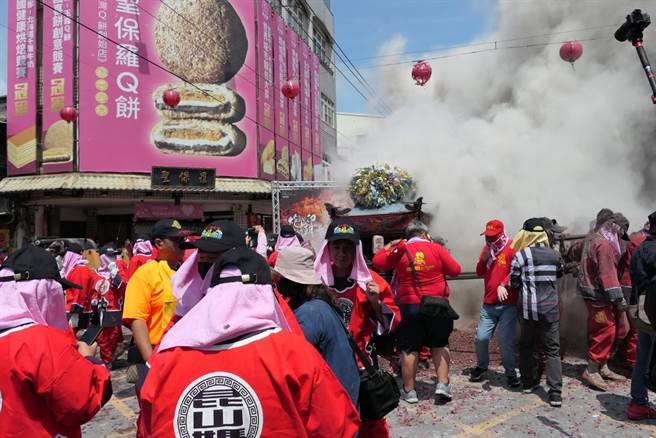 云林县北港妈祖遶境登场，大陆昆山、马来西亚分灵也来为妈祖祝寿。（张朝欣摄）