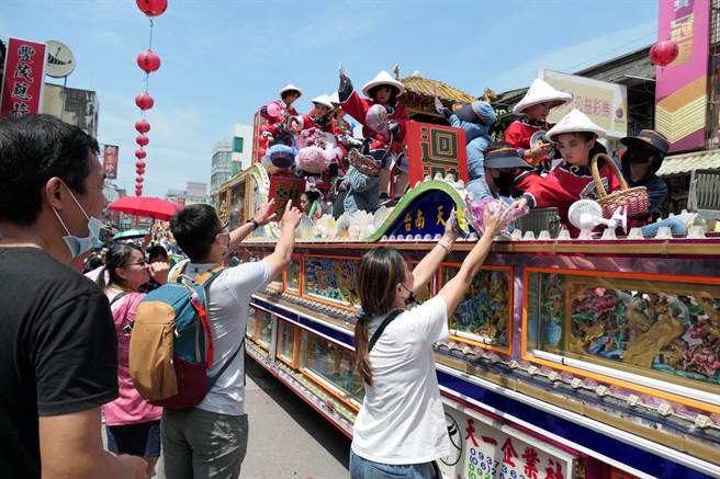云林县北港妈祖遶境，由民眾扮仙的「真人艺阁车」最受欢迎。（张朝欣摄）