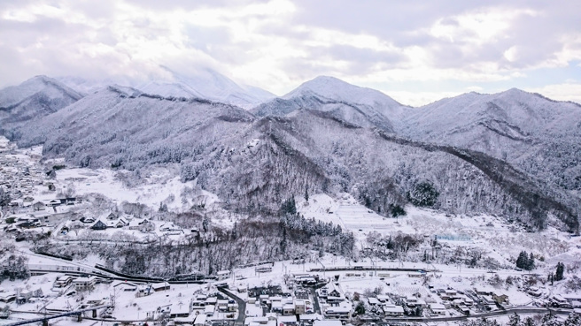 在山寺山顶眺望的冬季景色（邱文心摄）