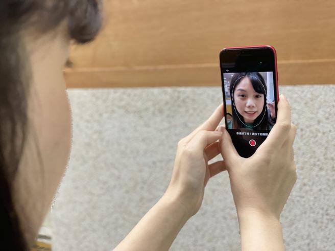 格上Go Smart导入AI人脸辨识技术审核会员身分。（格上租车提供）