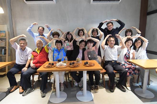 王惠美提到，雅婷过去曾在教育领域，很有爱心，让发展迟缓的慢飞天使在「巷弄长寿」的咖啡厅里，学习为客人进行餐点介绍与上餐的服务。（吴建辉摄）