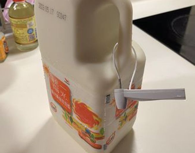 原PO不小心把装在豆浆上的防盗扣带回家。(翻摄自爆怨公社FB)