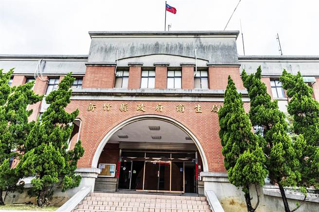 新竹县卫生局对鸡肉沙拉检出不合格的食品公司，要求回收并限期改正。（罗浚滨摄）