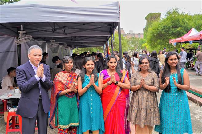 朝阳印度学生与校长郑道明（左一）合影（朝阳科大提供／张妍溱台中传真）